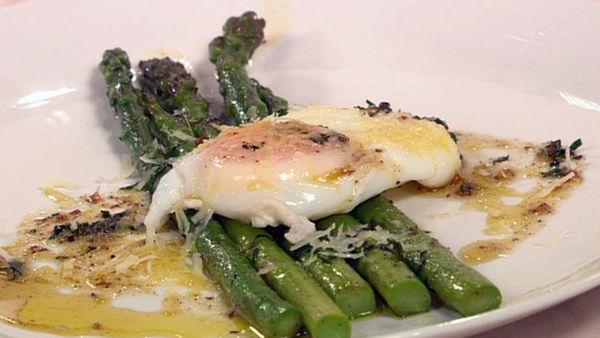 Asparagus with poached egg & truffled pecorino