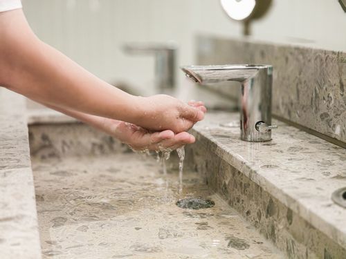 The moment of washing hands: A gentle encounter between water and hands