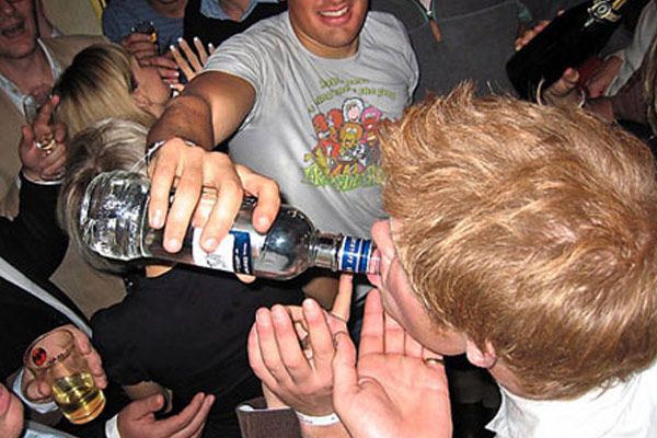 Znalezione obrazy dla zapytania prince harry drinking beer