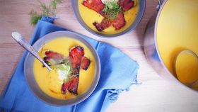 Classic pumpkin soup with candied bacon