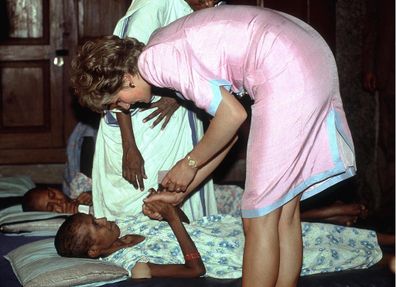 Diana with Mother Theresa in a hospice in India.