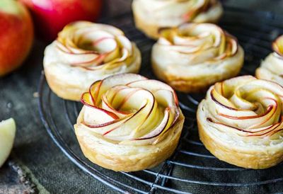 <a href="http://kitchen.nine.com.au/2016/05/20/10/18/amanda-michettis-kanzi-apple-pastry-rosettes" target="_top">Amanda Michetti's Kanzi apple pastry rosettes</a>