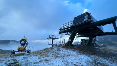 Winter is well and truly on its way: the first alpine snow flakes of 2022 have fallen on Hotham, in the Victorian high country.  The fresh snow started to fall early this morning with temperatures dipping below zero.