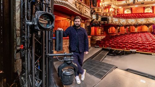 5. Aos 30 anos, Kip Williams é o diretor artístico mais jovem da história da Sydney Ameake Company. Seu trabalho na companhia de teatro e no sucesso de Dorian Gray ganhou elogios e atraiu novos públicos.