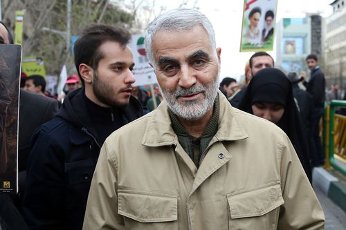 O general Qassem Soleimani, de 62 anos, chefe da força de elite do Irã, foi morto por um drone americano armado. Seu veículo foi atingido por um drone Reaper nos EUA em uma estrada de acesso perto do aeroporto de Bagdá.