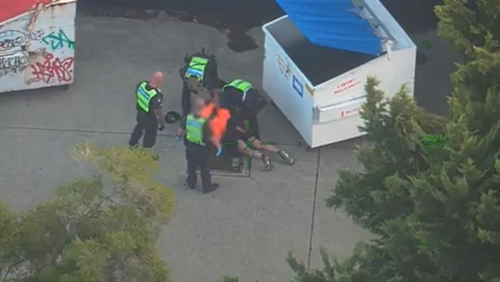 O homem pulou da lata de lixo, onde foi preso pela polícia.