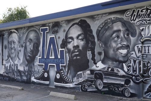 Mural Kobe Bryant, Snoop Dogg, and Tupac Shakur. 