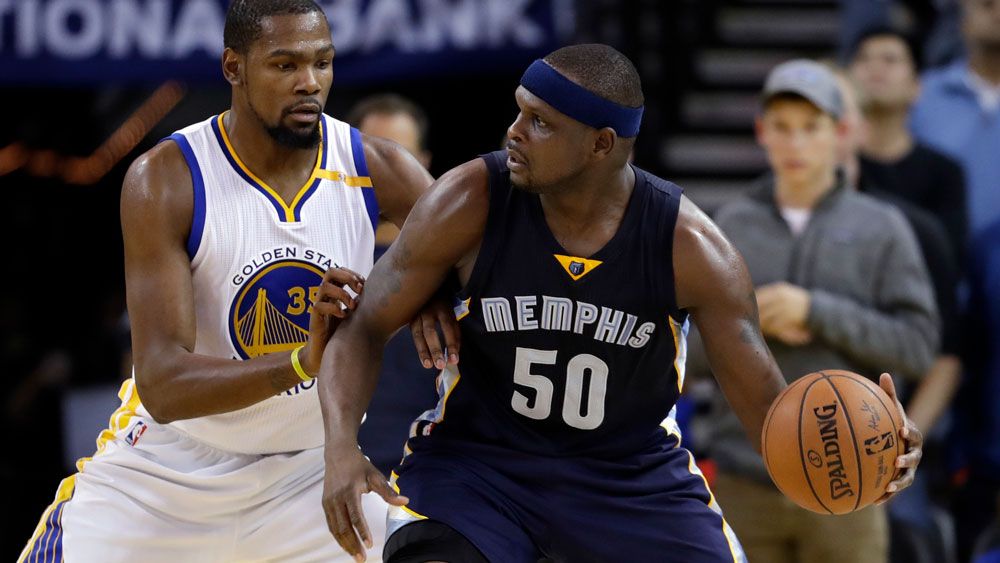 Kevin Durant defends Zach Randolph. (AAP)