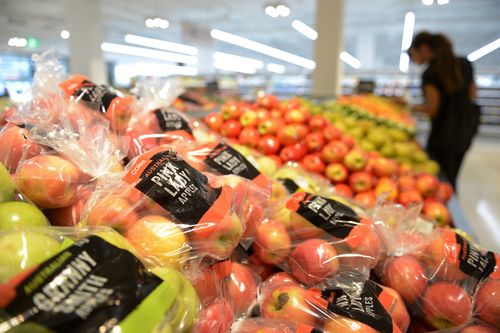 Le confezioni di mele Pink Lady del marchio del negozio sono esposte per la vendita nella sezione prodotti di un supermercato Coles, gestito da Wesfarmers Ltd., a Melbourne, Australia, martedì 23 febbraio 2016. Wesfarmers, il più grande rivenditore australiano, pubblicherà i risultati provvisori il 24 febbraio. Fotografo: Carla Gottgens/Bloomberg