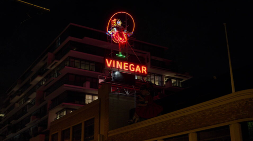 L'iconica ragazza che salta Nylex di Melbourne sarà spenta per una settimana.