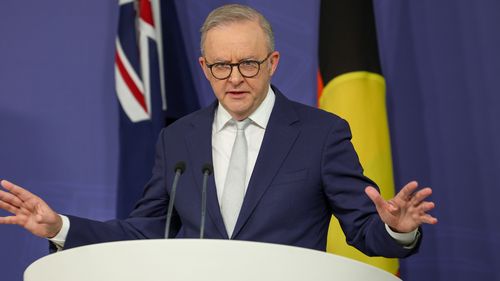 Başbakan Anthony Albanese, Sydney'deki basın toplantısında konuşma yapıyor.