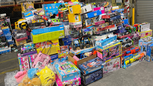 Várias caixas de brinquedos roubados, inclluendo Lego, apreendidos em uma casa de Adelaide.