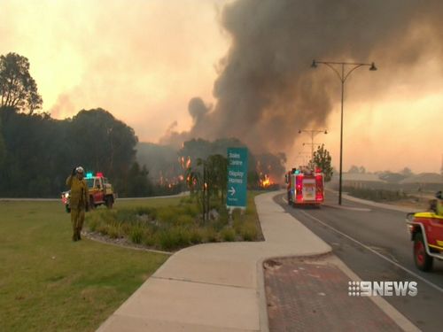 Aveley residents in Perth's north-east had no official warning until two hours after the fire started. (9NEWS)