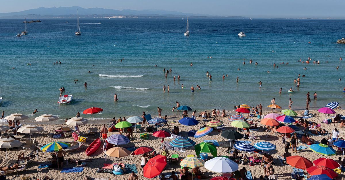 Viajes por Europa: Italia impone reglas en las playas y semáforos para selfies mientras el número de turistas alcanza niveles récord