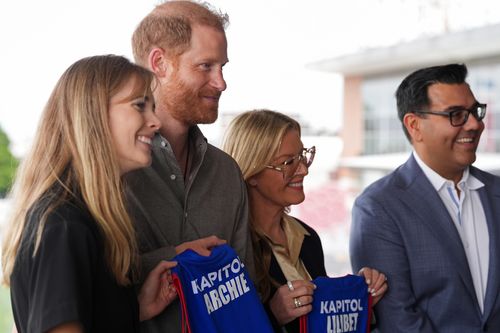O príncipe Harry, duque de Sussex, da Grã-Bretanha, é presenteado com camisetas Archie e Lilibet dos Bulldogs Ocidentais durante uma visita ao Movember na sede dos Bulldogs Ocidentais em Mission Whitten Oval, em Footscray, Melbourne, Austrália, quarta-feira, 15 de abril de 2026. (Jonathan Brady/Pool Photo via AP)