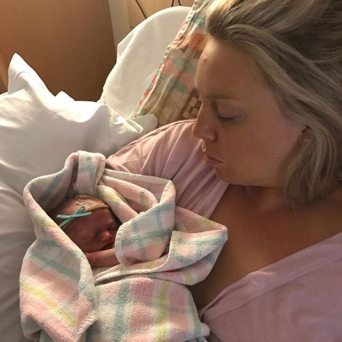 Nerida Rosenthal, fotografada com sua filha natimorta, Mia.