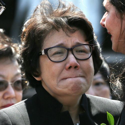 Curtis Cheng's widow Selina grieves at his funeral. (AAP)