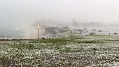 Grêlons à Bar Beach à Newcastle après un orage.