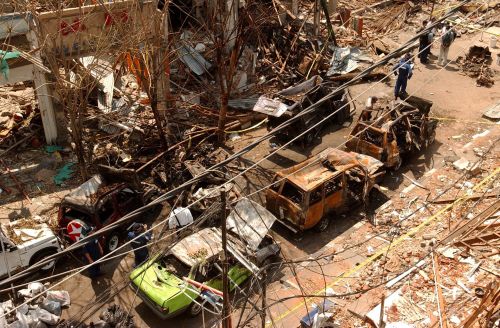 Une vue aérienne de la scène dévastatrice de l'attentat à la bombe de Bali alors que des experts médico-légaux de la police fédérale australienne et leurs homologues indonésiens passent au crible les décombres.