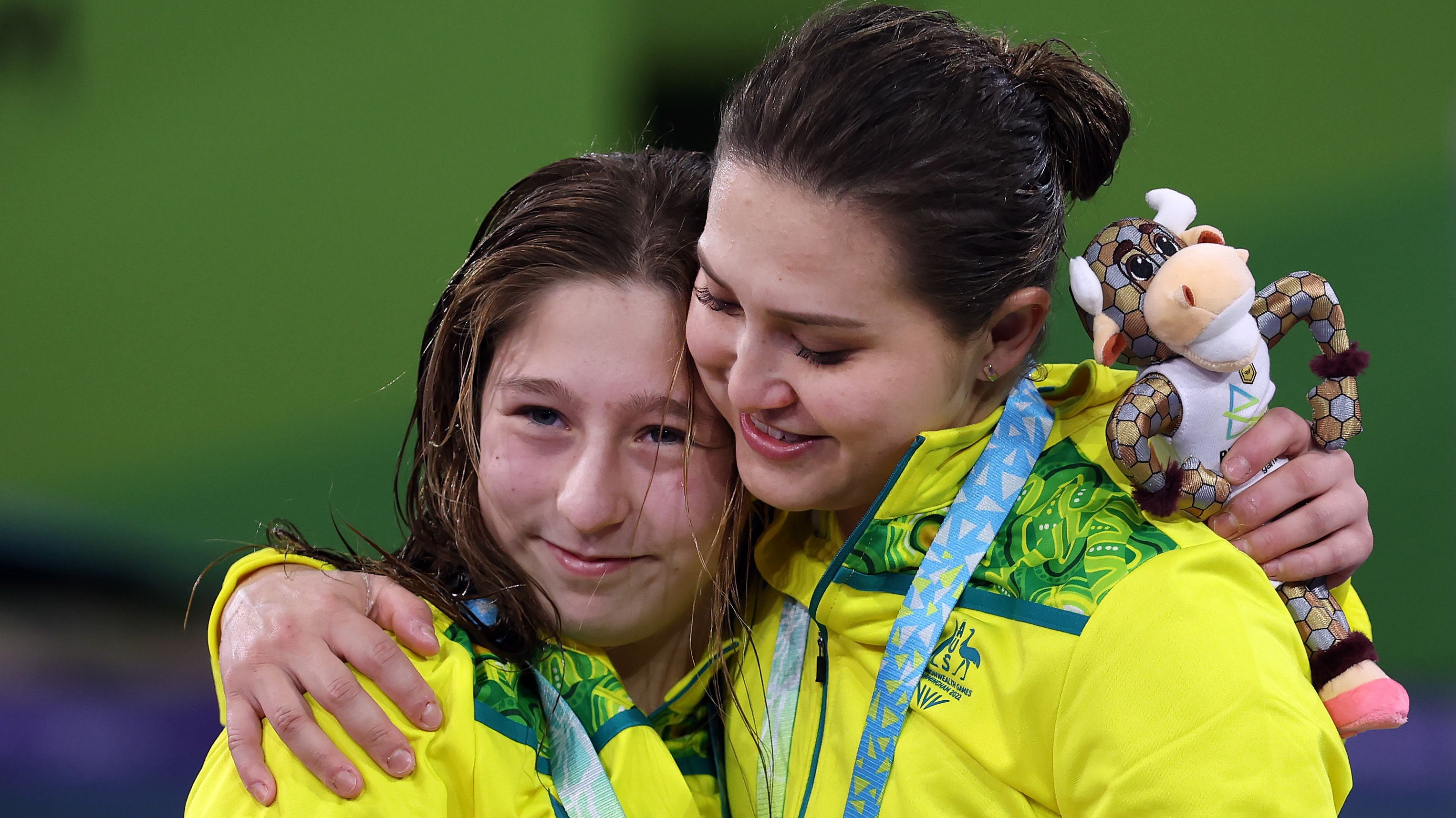 Gold medalists, Charli Petrov and Melissa Wu of Team Australia pose with their medals during the medal ceremony for the Women&#x27;s Synchronised 10m Platform Final on day nine of the Birmingham 2022 Commonwealth Games at Sandwell Aquatics Centre on August 06, 2022 on the Smethwick, England. (Photo by Ian MacNicol/Getty Images)