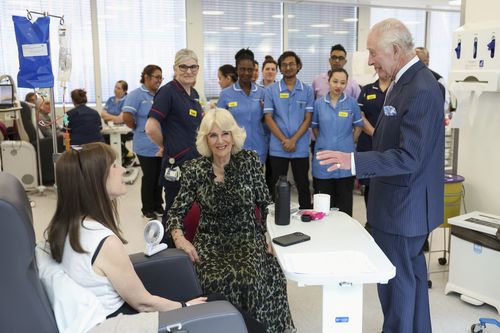 Il re Carlo III e la regina Camilla incontrano i pazienti durante una visita al Macmillan Cancer Center presso l'University College Hospital di Londra, martedì 30 aprile 2024.  
