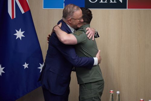 Le président ukrainien Volodymyr Zelenskiy et le Premier ministre australien Anthony Albanese s'embrassent avant une réunion au sommet de l'OTAN à Vilnius, en Lituanie, le 12 juillet 2023.  