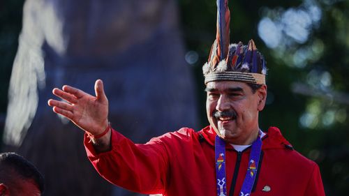O presidente Nicolás Maduro da Venezuela cumprimenta seus apoiadores durante uma manifestação para comemorar o Dia da Resistência Indígena em 12 de outubro de 2025 em Caracas, Venezuela. 