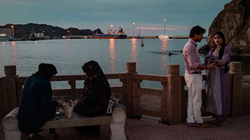 Le petroliere arenate sono ancorate a Muscat, in Oman, incapaci di passare attraverso lo Stretto di Hormuz.