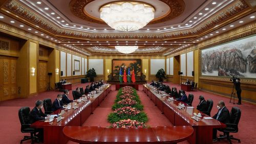 Prim-ministrul Insulelor Solomon, Manasseh Sogavare, în vizită, vorbește cu omologul său chinez Li Qiang, în timpul unei întâlniri bilaterale la Sala Mare a Poporului din Beijing, luni, 10 iulie 2023.