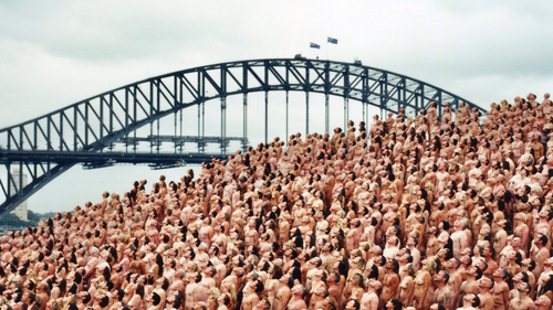 Spencer Tunick a réalisé quatre installations en Australie.  Environ 5 500 personnes se sont présentées par une froide matinée de mars 2010 pour poser devant l'Opéra de Sydney.