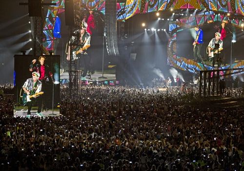 Hundreds of thousands showed up to watch the historic rock concert. (AAP)