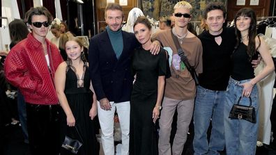 Victoria Beckham compartilha uma foto de família com o filho Brooklyn e a esposa Nicola Peltz após o desfile da Semana de Moda de Paris.