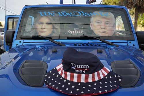 Une voiture appartenant à un partisan de l'ancien président Donald Trump est exposée près du tribunal fédéral avant son arrivée, le jeudi 14 mars 2024, à Fort Pierce, en Floride.