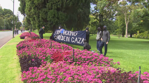 A polícia rapidamente lidou com um pequeno protesto em frente à Casa do Governo durante a visita do Presidente.
