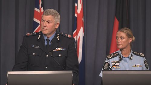 O Comissário de Polícia de WA, Col Blanch, e a Comissária da AFP, Kristy Barrett, dirigiram-se à mídia sobre a acusação de terrorismo.