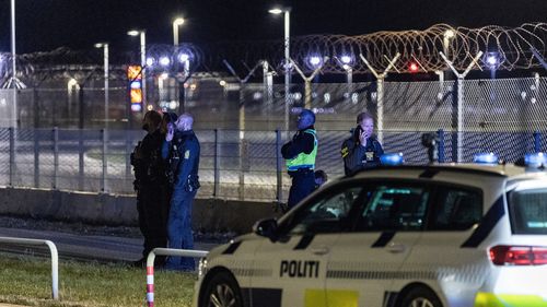 Danimarka polisi Kopenhag Havalimanı'nda devriye geziyor.