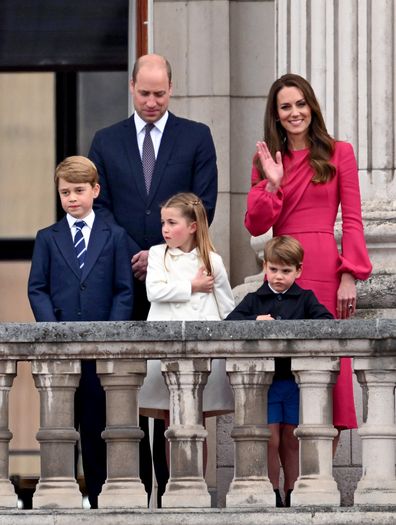 (L-R) Queen Elizabeth II, Prince George of Cambridge, Prince William, Duke of Cambridge Princess Charlotte of Cambridge, Prince Louis of Cambridge and Catherine, Duchess of Cambridge stand on the balcony during the Platinum Pageant on June 05, 2022 in London, England.