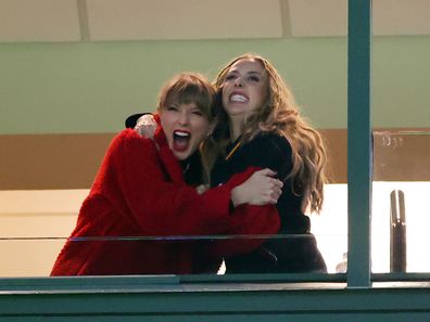 GREEN BAY, WISCONSIN - 03 DESEMBER: Taylor Swift dan Brittany Mahomes bereaksi di suite selama pertandingan antara Kansas City Chiefs dan Green Bay Packers di Lambeau Field pada 03 Desember 2023 di Green Bay, Wisconsin. (Foto oleh Stacy Revere/Getty Images)