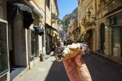 Querrás probar los cannoli en Italia.