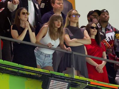 Ed Kelce, Ashley Avignone, Alana Haim, Ross Travis, Taylor Swift, Este Haim, Danielle Haim dan Donna Kelce