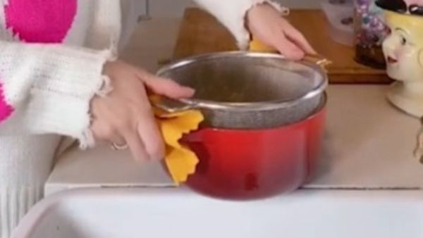 💡 You probably didn't know about these 4 hacks! Using your #kitchen gadgets  these ways, #cooking will be so much easier 😎 1️⃣ Colander When the pasta  is ready you're used to