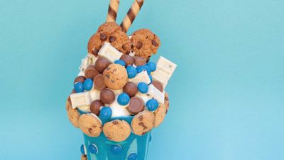 <a href="http://kitchen.nine.com.au/2017/01/06/10/16/cookie-monster-milkshake-smash-cake" target="_top">Cookie Monster 'milkshake' smash cake</a>