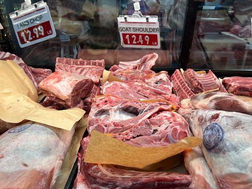La carne viene vista in una macelleria a Richmond Hill, Ontario, Canada, il 15 novembre 2025. I canadesi mangiano prodotti derivati ​​da animali clonati senza nemmeno saperlo. Health Canada si muove silenziosamente per eliminare le restrizioni di lunga data sugli alimenti derivati ​​da bovini e suini clonati, rimuovendoli dall'elenco dei 