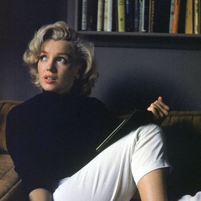 Marilyn Monroe reading at home.