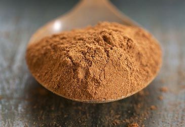 Which part of a cinnamomum tree is cinnamon sourced from?