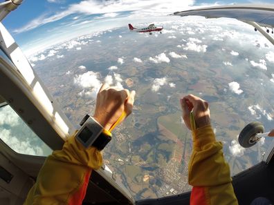 Point of view of a parachutist, at the airplane door, of another aircraft in mid-flight.