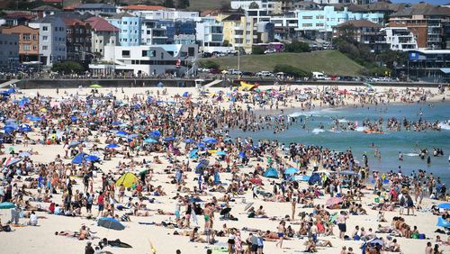 The dry weather has attracted thousands to Sydney's beaches. 