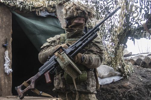 Ukrajinský vojak stojí na línii oddelenia od proruských rebelov v Doneckej oblasti na Ukrajine. 