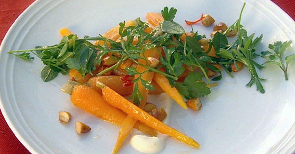 Organic carrot salad with yoghurt, almond and honey dressing - 9Kitchen