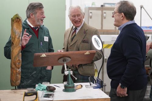 Le roi Charles III visite le hangar communautaire Aboyne et Mid Deeside pour rencontrer des groupes locaux de soutien aux difficultés et visiter les nouvelles installations, à Aboyne, Aberdeenshire, Écosse, le jeudi 12 janvier 2023. 